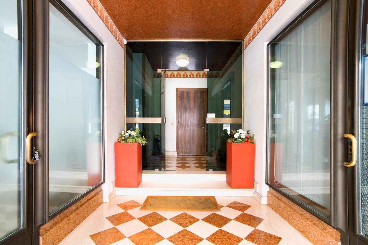 Holiday Treviso Suite Venezia Exterior foto